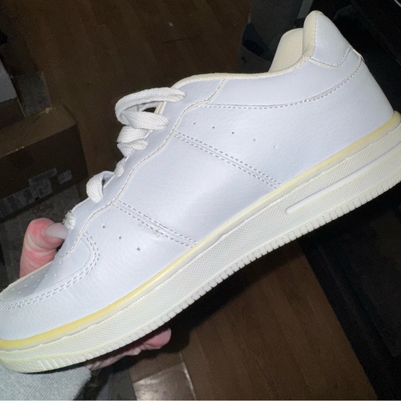 Sneakers - Picture 7 of 8